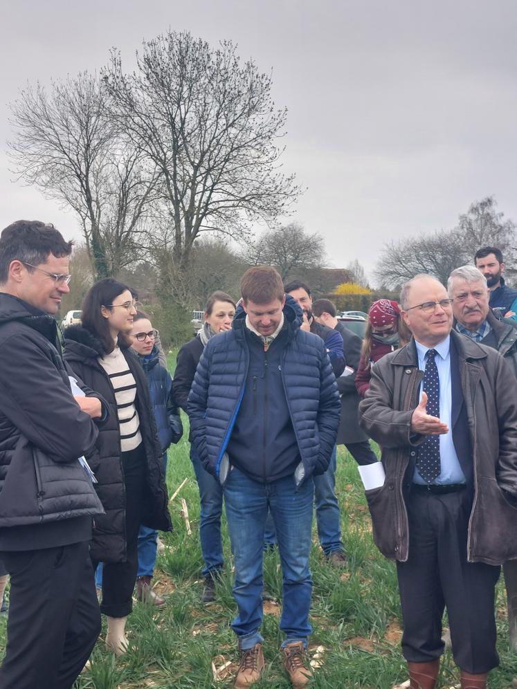 Le préfet a échangé avec les agriculteurs du secteur, dont Maxime Lorieux, président de l'association des 3 captages.