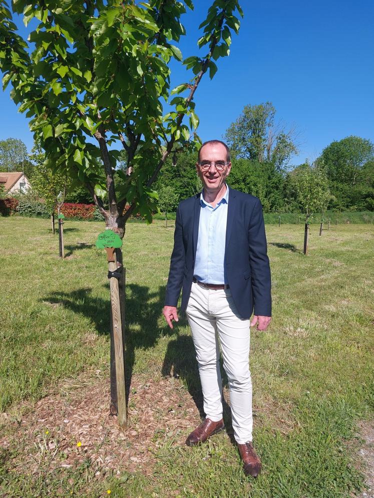 David Chollet, maire de Souligné-sous-Ballon et président de la communauté de communes Maine Cœur de Sarthe, dans le verger communal où un arbre fruitier est planté à chaque naissance.