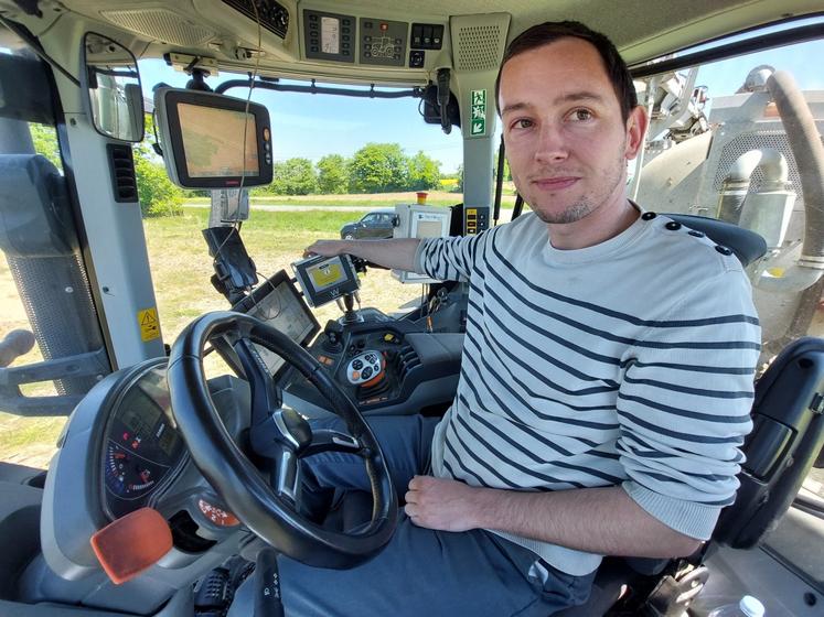 Guillaume Ciron, fils d'éleveurs à Duneau, est salarié de la Cuma depuis trois ans.