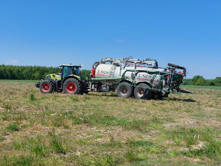 La tonne à lisier de la Cuma des 5 Charmes épandait sur une parcelle du Gaec le Lait Coule, le 28 avril.