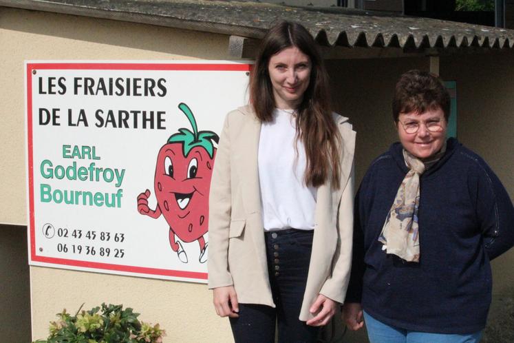 Florence Bourneuf avec Margaux, une des cinq salariés de l'entreprise.