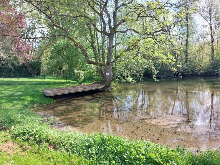 Les visiteurs du gîte bénéficient d'un accès direct sur la Vègre, de canoës et de barques.