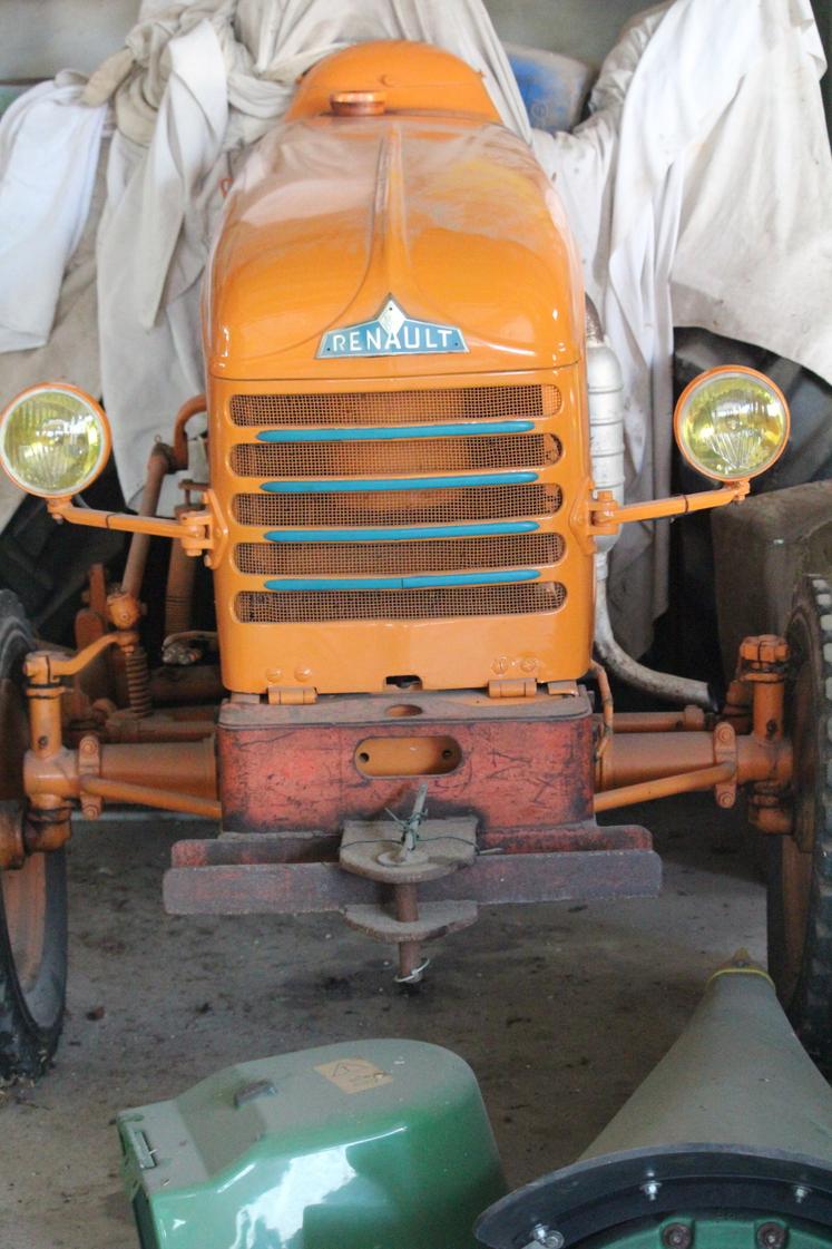Un Renault, avec moteur anglais, datant de 1955 et fabriqué au Mans.