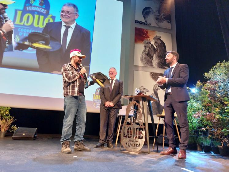 Erwan de la Fouchardière a offert la casquette des Fermiers de Loué à Serge Zaka, qui a dû quitter momentanément son chapeau de cow-boy.