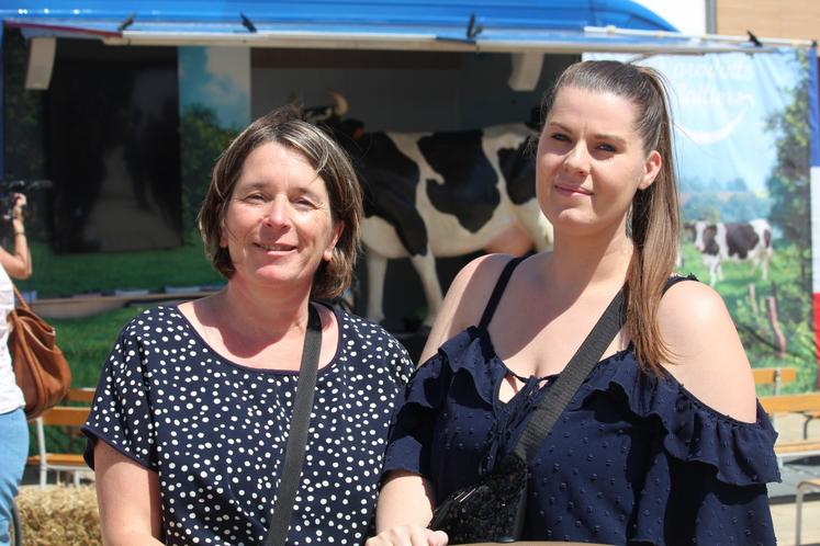 Florence Bouttier et Andrea, puéricultrices, sont venues faire découvrir les animaux aux enfants de la crèche de La Chapelle-Saint-Aubin