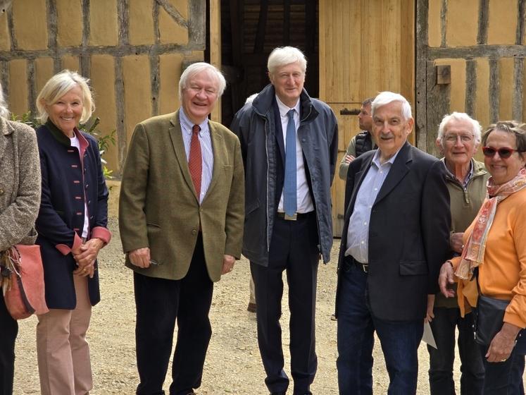 Sophie Plassart, déléguée adjointe de la Demeure Historique, Antoine Lescop de Moy, délégué des Vieilles Maisons Françaises, Dominique Le Mener, Gérard Pavy, propriétaire de la Borde des Châtaigniers, Jean Claude Pellemoine, vice-président des Maisons Paysannes de France, Françoise Maillard, déléguée de la Fondation du Patrimoine.