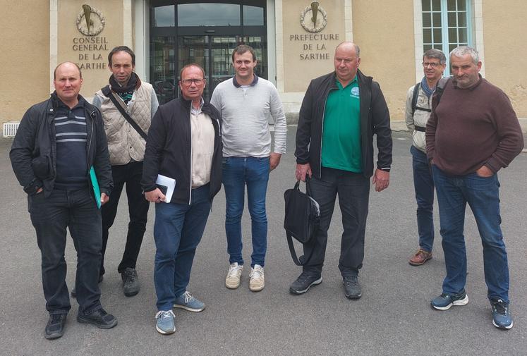 Les représentants des sections Lait et Viande de la FDSEA et les JA ont rencontré le préfet mercredi 7 mai. Le conseil d'administration de la FDSEA s'est déroulé lundi après-midi. A droite, Magali Moreau, directrice technique du GDS 72.