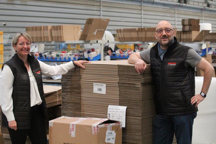 Virginie Decroix avec Manuel Poussin, directeur logistique.