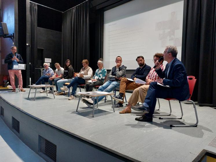 De g. à dr. : Christian Peltier, Nadia Robillard, Rémi Delangle et Eve Ruel-Pissot (étudiants), Isabelle Leballeur, Sandrine Fougeray et Fabien Lefol (éleveurs), Erwan de la Fouchardière, Isabelle Bouvarel et Bruno Mousset.