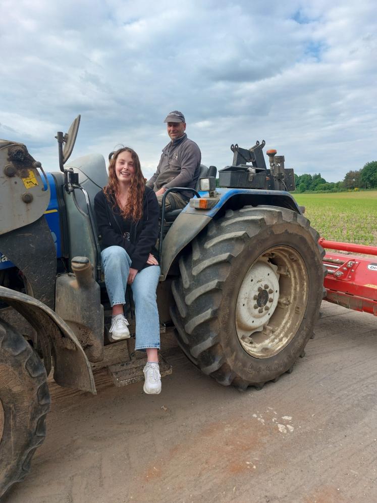 Romane aux côtés de son papa Gaël Peltiot, agriculteur à Louplande.