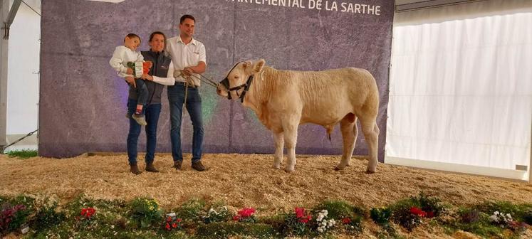 Avec le taureau Ultrabeau à la dernière foire du Mans.