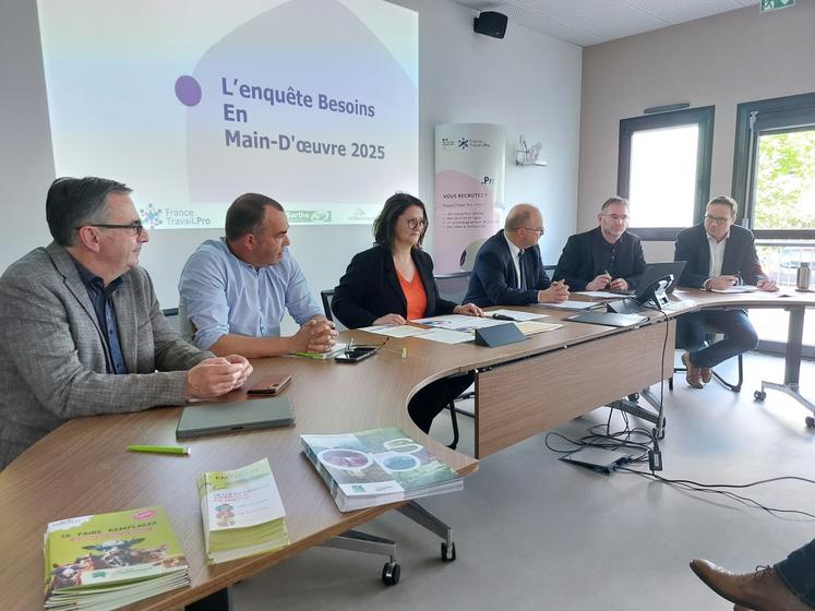 Anne-Marie Bardeau, directrice départementale de France Travail, entourée d'Emmanuel Aubry, préfet de la Sarthe, Jean-Luc Catanzaro, conseiller régional, Martin du Réau, dirigeant de l'entreprise Noras, Pascal Jousse, président d'Agri Emploi 72 et François Boussard, vice-président du conseil départemental de la Sarthe.