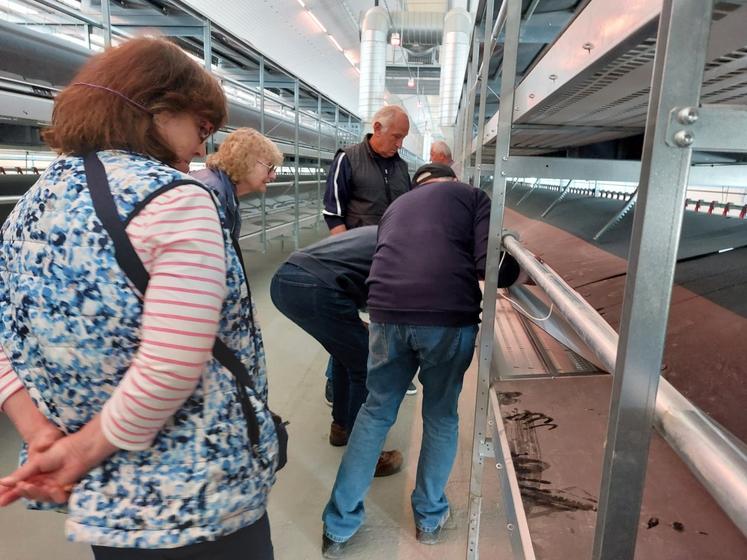 Les visiteurs ont été curieux de découvrir la volière, système dont sont équipés déjà une quinzaine de bâtiments Huttepain en Sarthe.