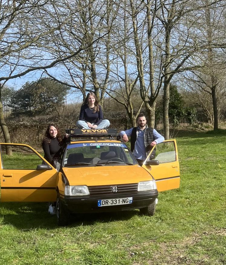 Romane, Orlane et Brewen vont parcourir 8 000 km en Europe de l'Est à bord de leur 205.
