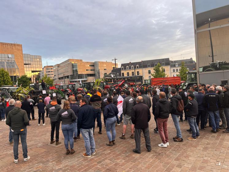 Les agriculteurs ont manifesté devant la préfecture du Mans lundi soir, avant de rencontrer le préfet.