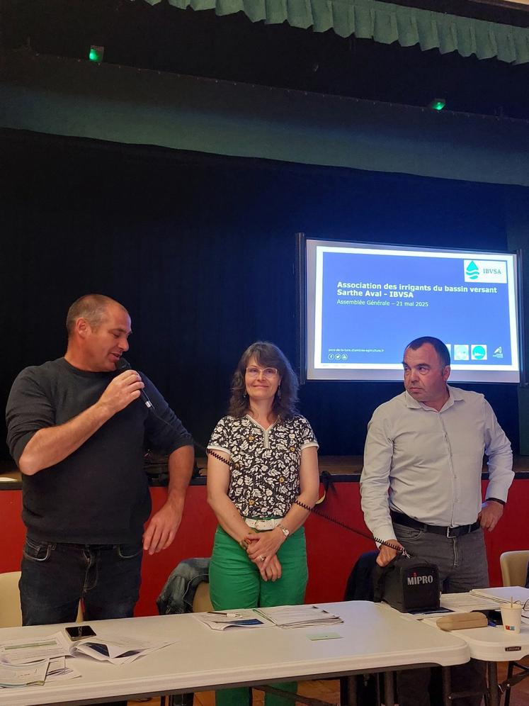 Anthony Veillard, irrigant à Précigné, Gaëtane de Champs, secrétaire, et Pascal Jousse, président de l'association IBVSA.