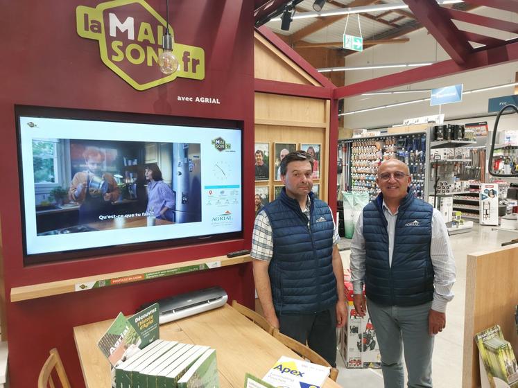 Yannick Besnard aux côtés de Philippe Potier au magasin LaMaison.fr, implanté à Maresché, depuis 2019.