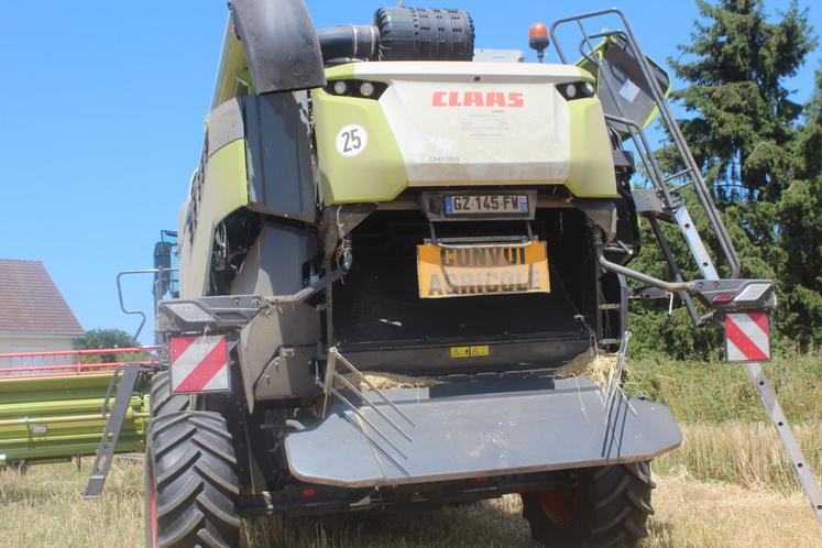 La moissonneuses Claas Lexion 6600 en 9,30 m laisse de la paille de qualité derrière.