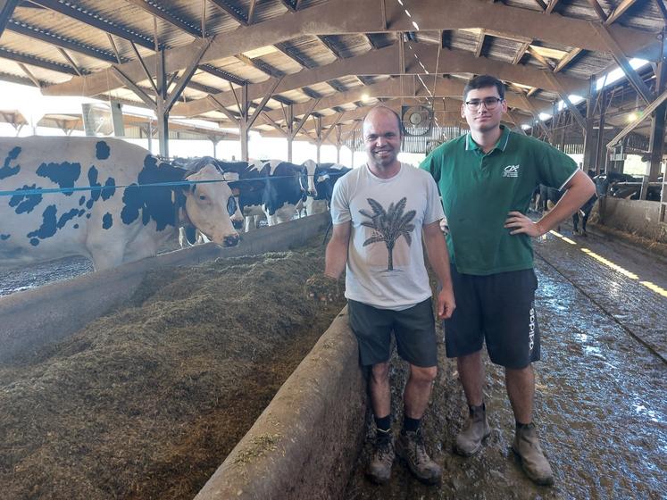Vincent Ménard, associé du Gaec de la Hutte, et Mathis, apprenti en bac pro à la MFR de Verneil-le-Chétif.