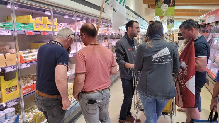 Les agriculteurs mobilisés ici au Lidl de Béner. A droite, les produits laitiers non français sont sortis des rayons.