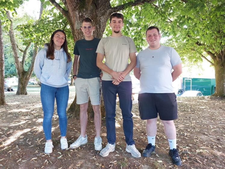 Salomé Leroy, Emmanuel Piard, Florent Menon et Ronan Loyer terminent leur BTS Acse à la Germinière.