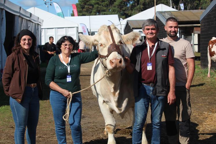Avec leurs cédants Françoise et Eric Guilvard, lors de la dernière foire du Mans.