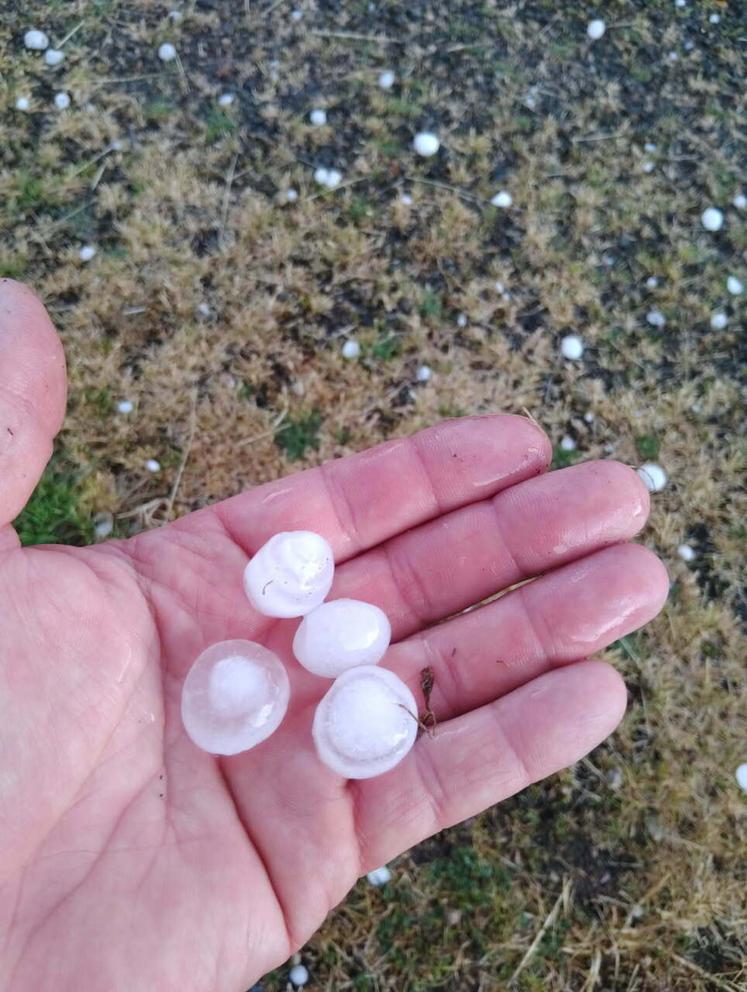 De gros grêlons se sont abattus localement vendredi 13 juin.