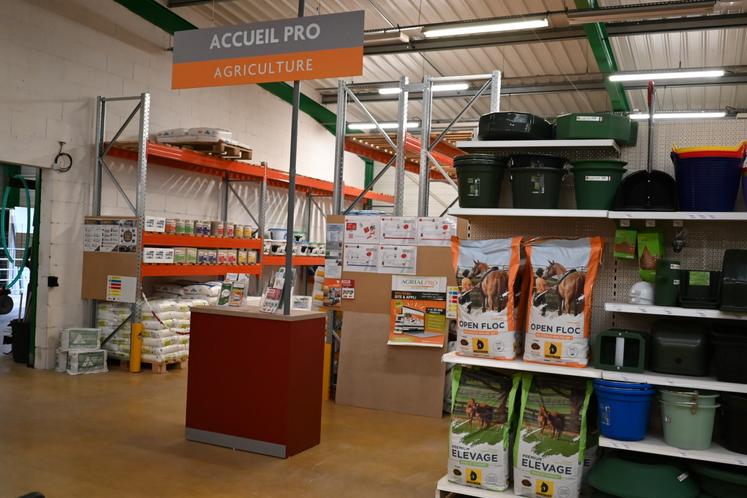 D'une surface de plus de 700 m2, le magasin propose une offre variée. L'enseigne s'adresse à la fois aux particuliers et aux professionnels agricoles.