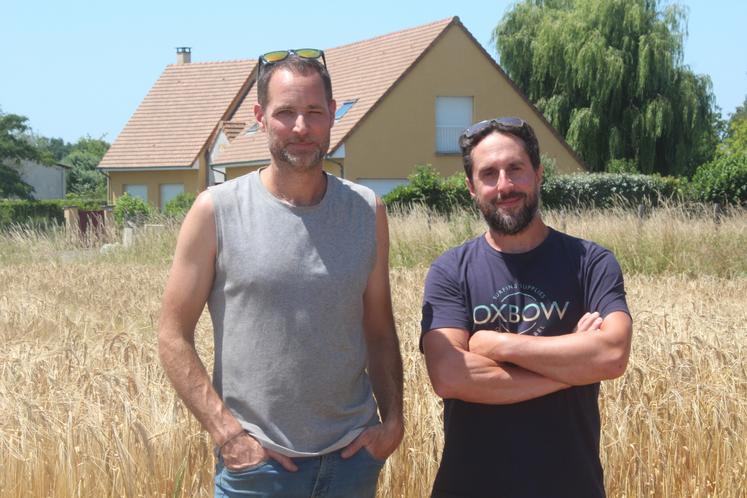 Sébastien Lebreton et Bastien Bourge, deux des quatre associés du Gaec.