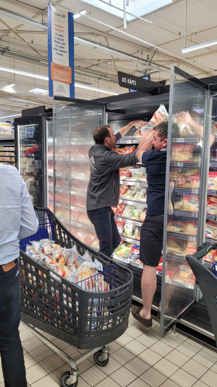 Rayons de produits laitiers vidés au E.Leclerc d'Allonnes.