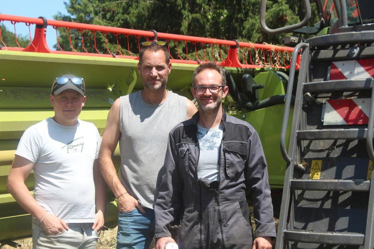 Clément Eluau, Sébastien Lebreton et Bastien Ouvrard, chauffeur de la Cuma du Bélinois.