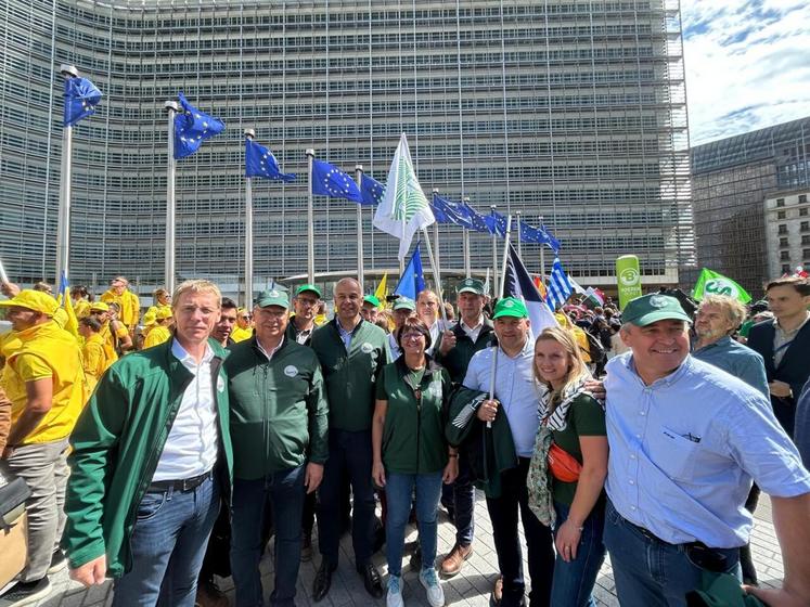 Une délégation de la FNSEA, menée par son président Arnaud Rousseau, accompagnée de Jeunes Agriculteurs, a participé le 16 juillet à Bruxelles à une marche symbolique aux côtés des syndicats agricoles européens du COPA-COGECA.