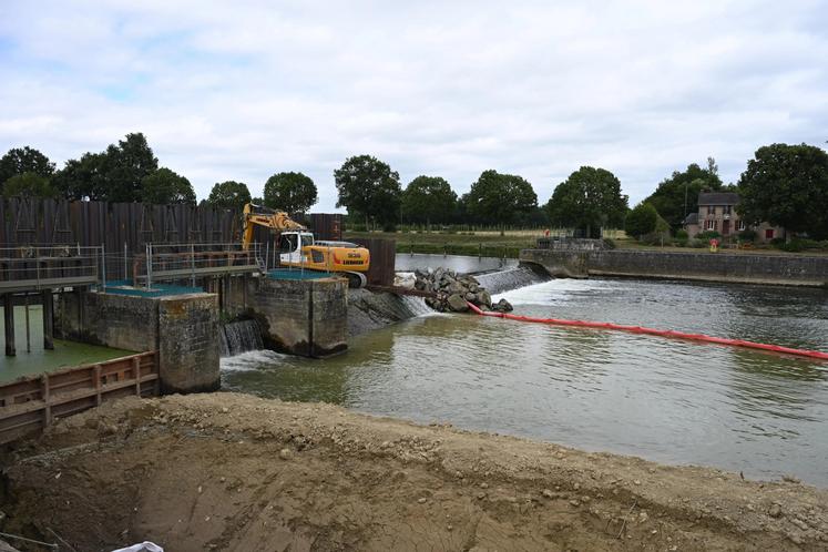 Le seuil de chute d'eau du barrage est de 1,6 m.