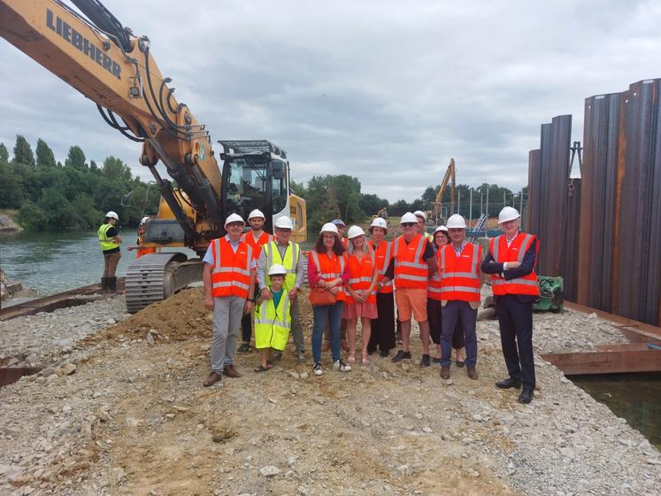 Ici au beau milieu de la rivière, à l'endroit où sera coulée la future passe à poissons, la délégation officielle en visite du barrage de Fercé-sur-Sarthe le 16 juillet 2025, composée entre autres de François Boussard, président de la commission Développement des territoires, Agriculture, Développement durable et Transition énergétique, Emmanuel Franco, conseiller départemental, Béatrice Latouche, conseillère régionale, Dominique Dhumeaux, maire de Fercé-sur-Sarthe, Delphine Delahay...