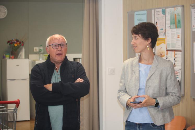 Robert Pautonnier, gérant de l'épicerie, et Clémentine Chauveau, coordinatrice de SOLAAL.