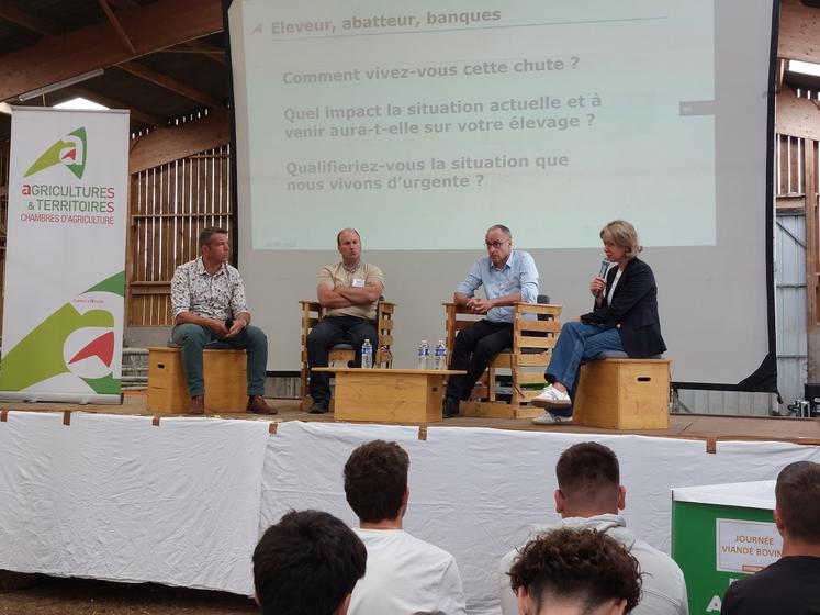 Une table ronde a réuni (de g. à dr.) Yann Lemercier (Crédit Mutuel), Eric Naveau (éleveur représentant la profession), Nicolas Dumesnil (Socopa Gacé) et Virginie Defay (Crédit agricole Anjou Maine).