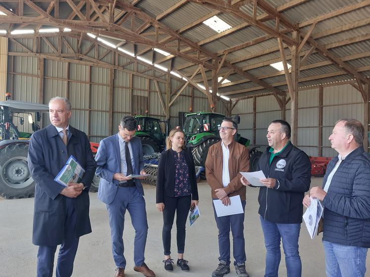Sébastien Jallet, préfet de la Sarthe, Marc Séverac, directeur de la DDT, Marie-Élize Tilly, sous-préfète de l'arrondissement de La Flèche, François Boussard, conseiller départemental, Denis Pineau et Dominique Rousseau.