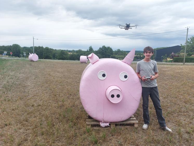 Clément Langevin, ici avec son drone, au milieu des décorations qui parsèment les parcelles de la commune