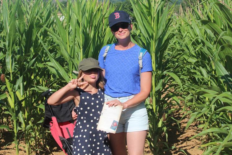 Des touristes dans le labyrinthe de maïs jeudi 10 juillet.