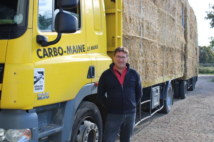 Bruno Lepinay, gérant de Carbo-Maine, a 90 à 100 clients réguliers en Sarthe, Mayenne et Maine-et-Loire. Certains lui prennent dix camions de paille.