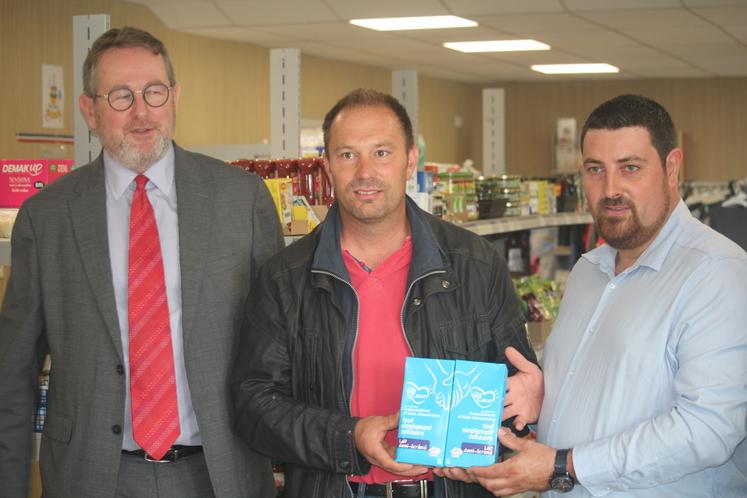 Yves-Marie Hervé, maire de Changé, Julien Foureau et Alexis Roptin, représentant de SOLAAL.