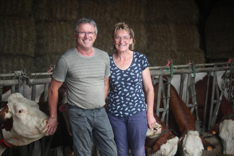 Guy et Isabelle Lebreton élèvent des Montbéliardes à la Quinte. Le sorgho a été semé le 9 juillet pour compenser les pertes en maïs.