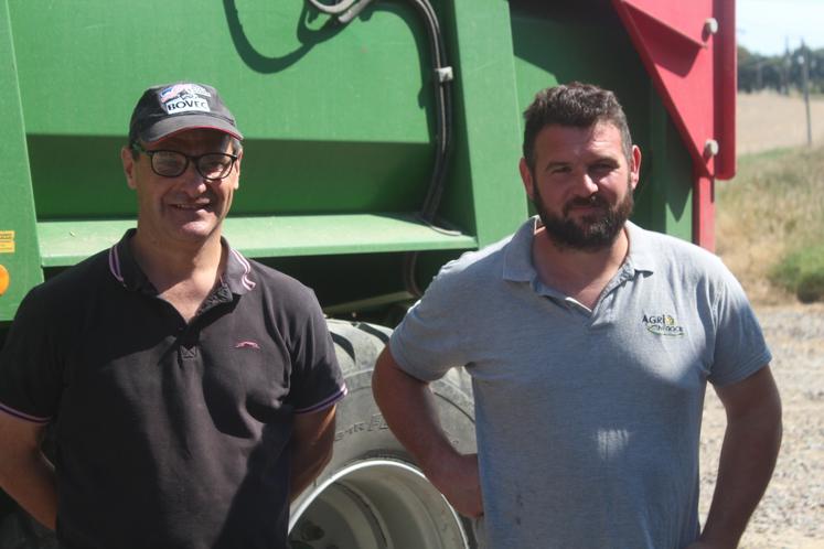 Olivier Pousse et Adrien Loyer, trésorier et vice-président de la Cuma.
