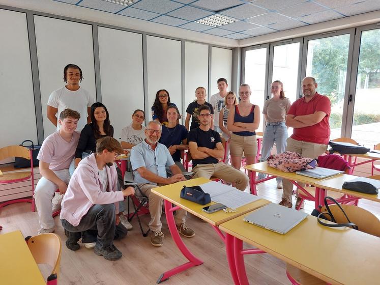 Arnaud Jeanson donnait cours à ses BTS Acse 2 alternants mercredi 27 août dernier, avant qu'ils rejoignent leurs exploitations. À dr. Olivier Du Chéné, enseignant en maths et gestion.