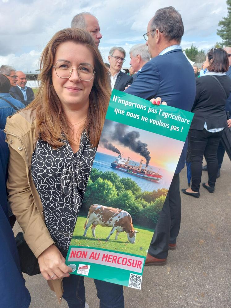 La députée sarthoise Julie Delpech (Ensemble pour la République) portant un panneau "Non au Mercosur"