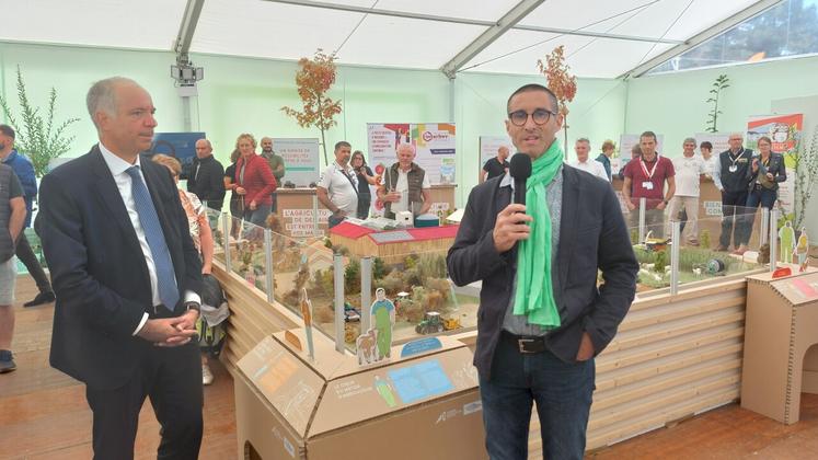 Le président de la Chambre d'agriculture Philippe Dutertre, a accueilli le préfet Sébastien Jallet sur le stand de la Chambre d'agriculture.
