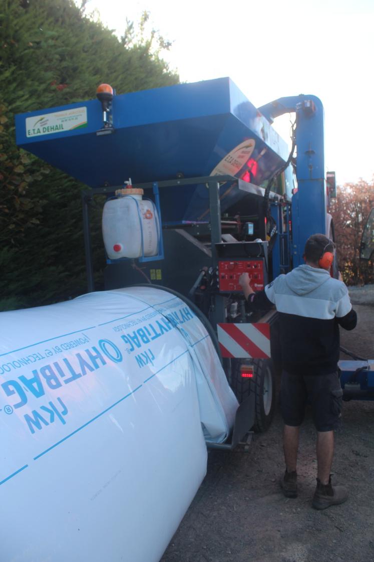 La gaine en plastique mesure 60 mètres.