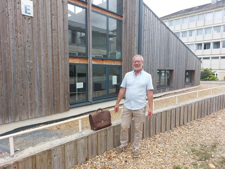 Arnaud Jeanson a fait sa rentrée comme enseignant au lycée Val de Sarthe, la semaine dernière, après une carrière d'éleveur laitier.