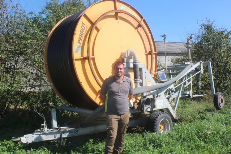 Matthieu Riauté, de Parcé-sur-Sarthe. Un enrouleur coûte environ 40 000 euros et une pompe (avec armoire électrique, tuyau d'aspiration...) environ 30 000 euros.