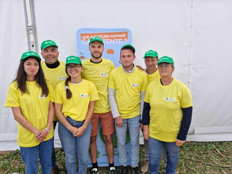 De gauche à droite : Inès Merlet, agente du SR 85, Pascal Jousse, président du SR 72 et du SR Pays de la Loire, Manon Jousse, agente du SR 72, Dany Brédeloux, agent du SR 49, Dylan Douillet, agent du SR 53, Jérémie Bouchet, agent du SR 44, et Sylvie Crétois, présidente du SR 53.